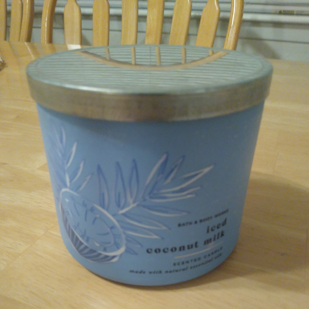 Bath & Body Works Iced Coconut Milk 3 wick candle